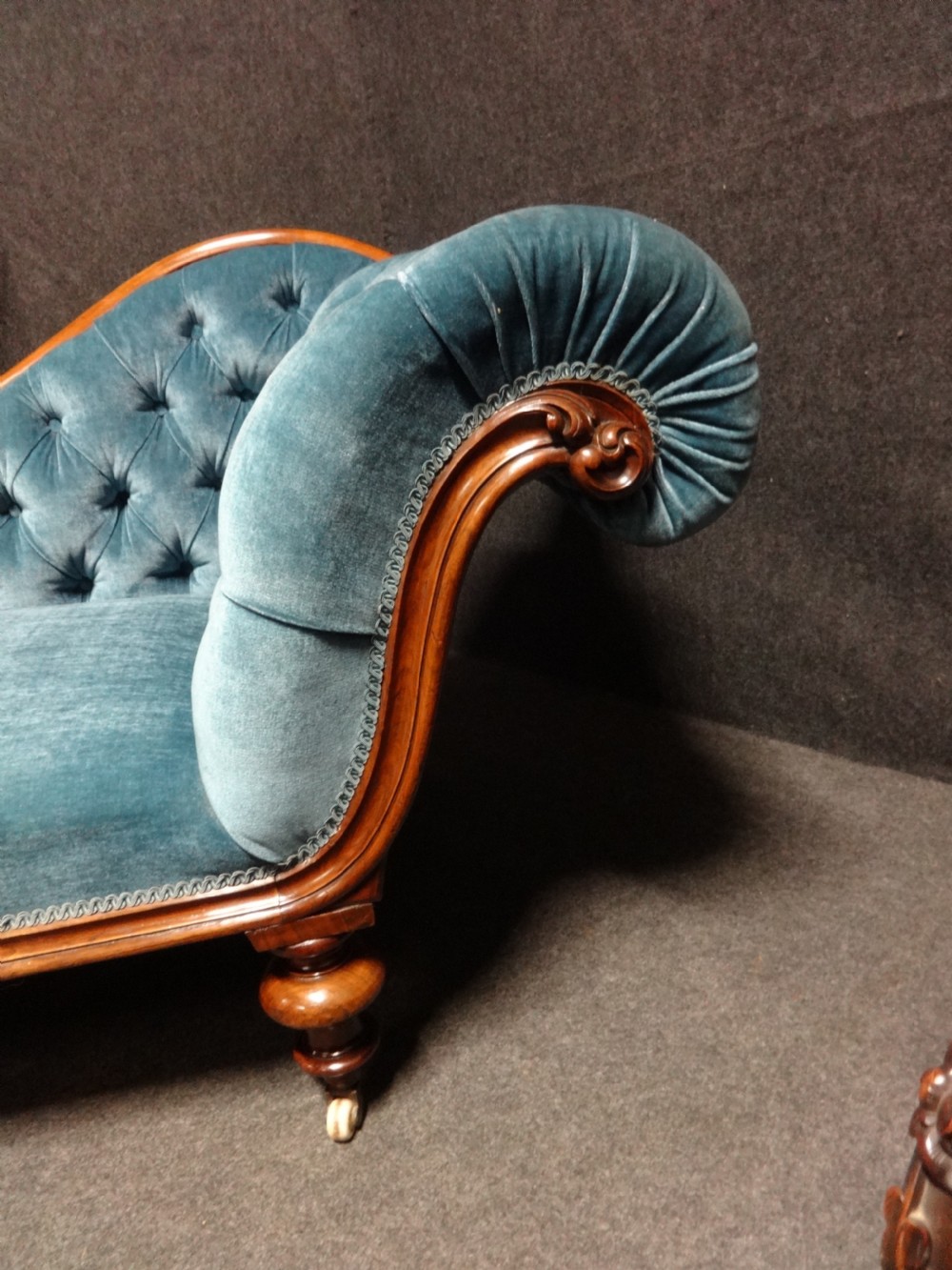 Lovely Victorian Walnut Chaise Lounge View IV