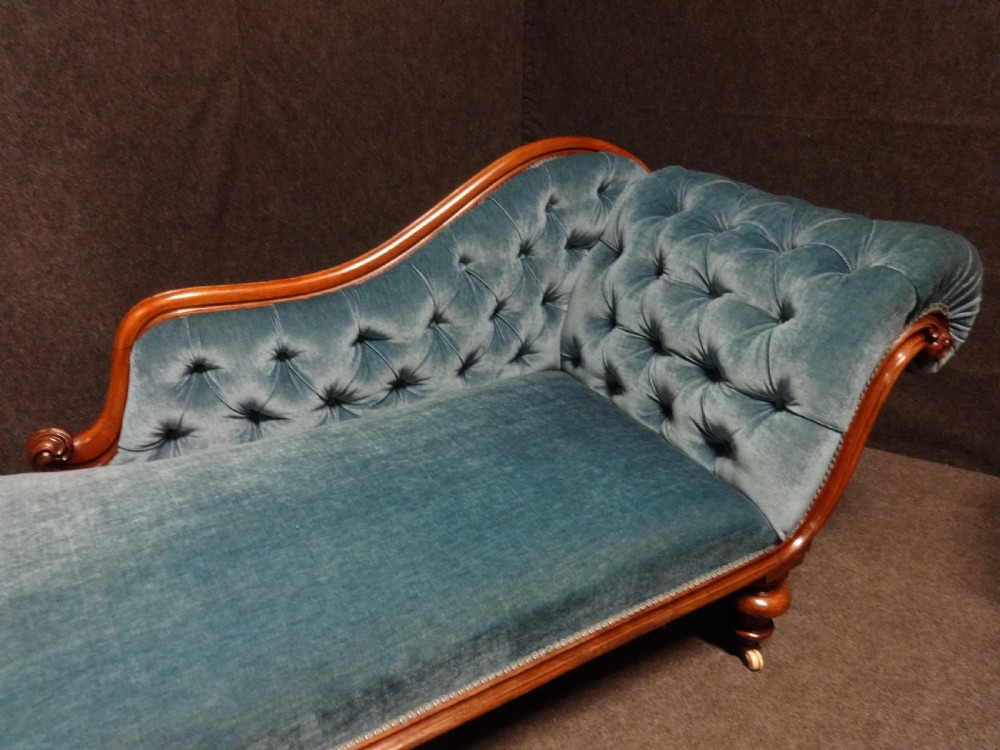 Lovely Victorian Walnut Chaise Lounge View VI