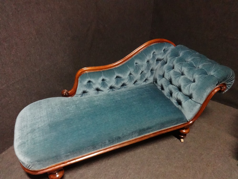 Lovely Victorian Walnut Chaise Lounge View VII