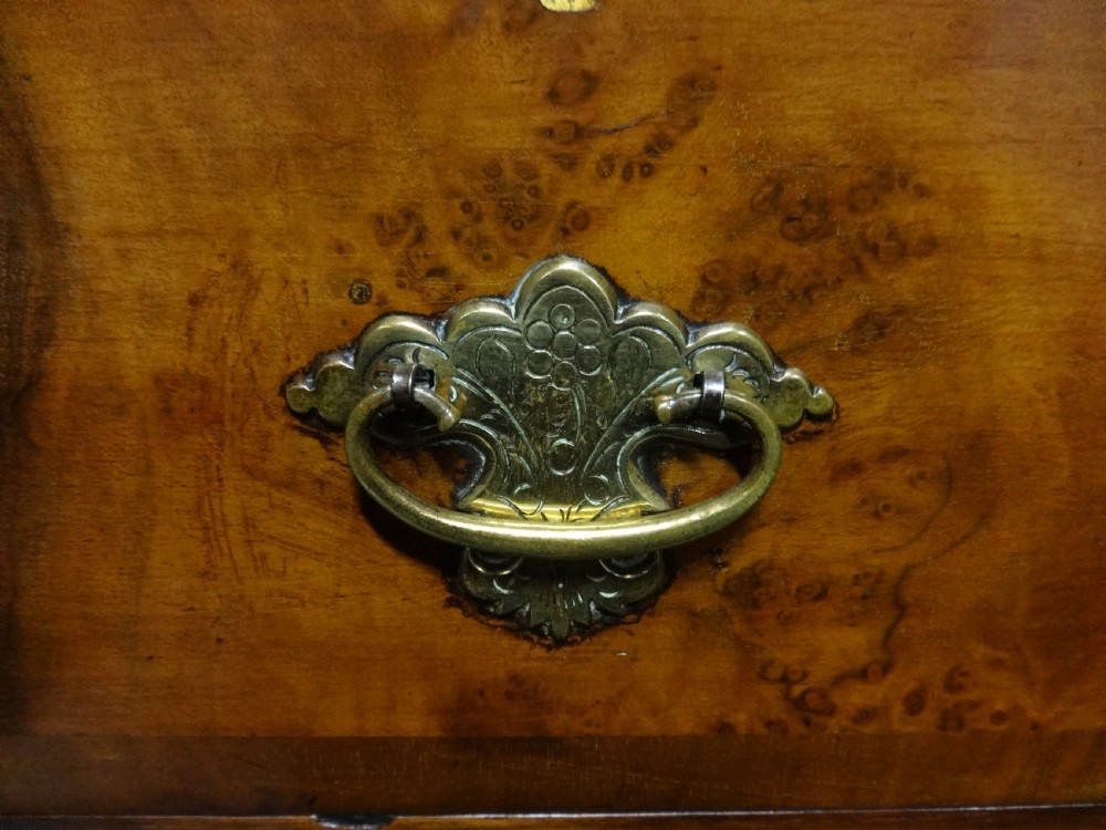 Good Burr Walnut Queen Anne Style Chest on Chest of Drawers View VII