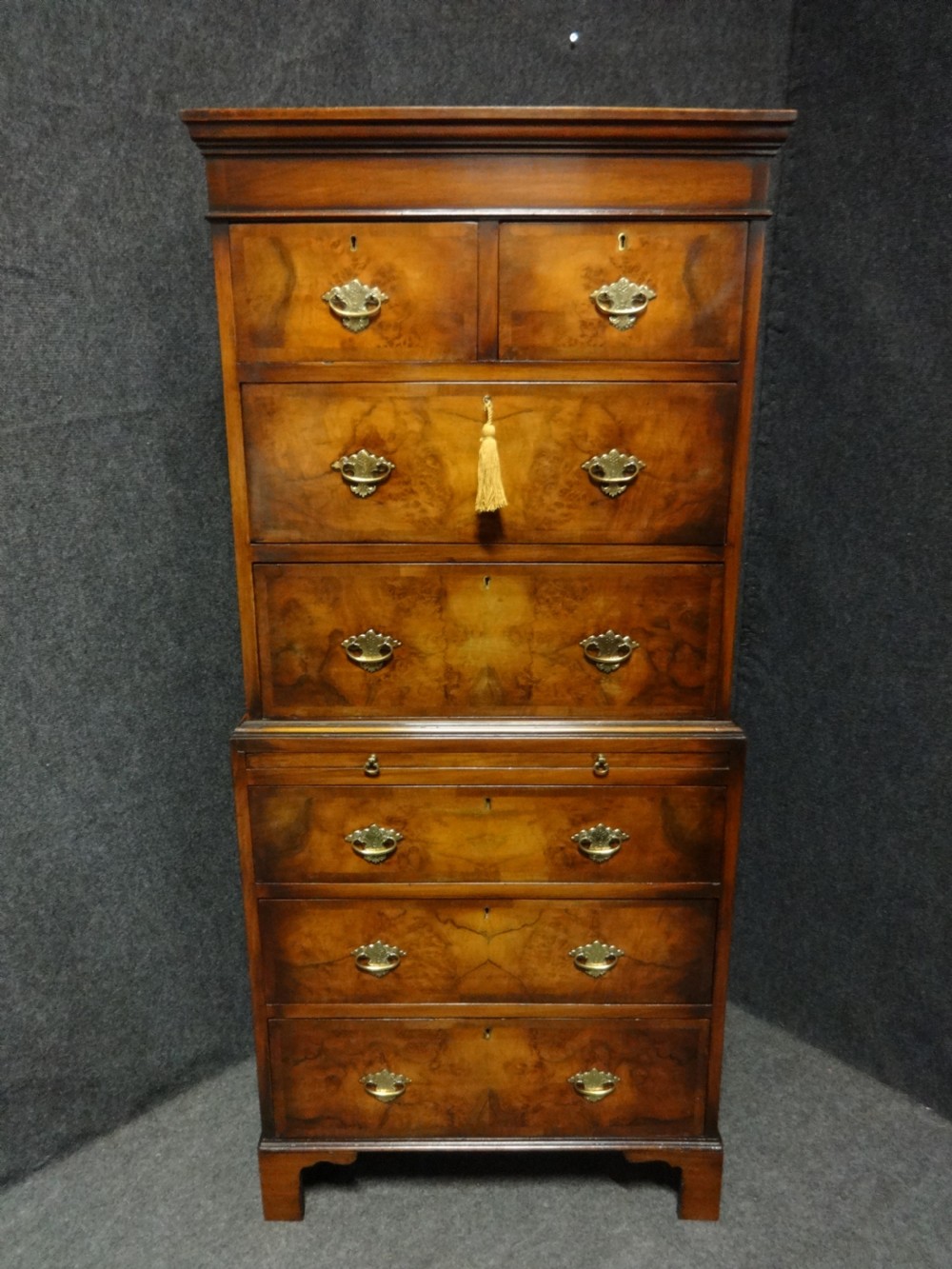 Good Burr Walnut Queen Anne Style Chest on Chest of Drawers View VIII