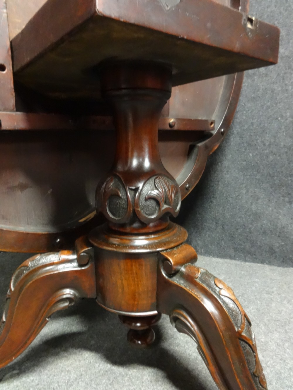 Fabulous Victorian Petal Shaped Burr Walnut Dining Table View IX