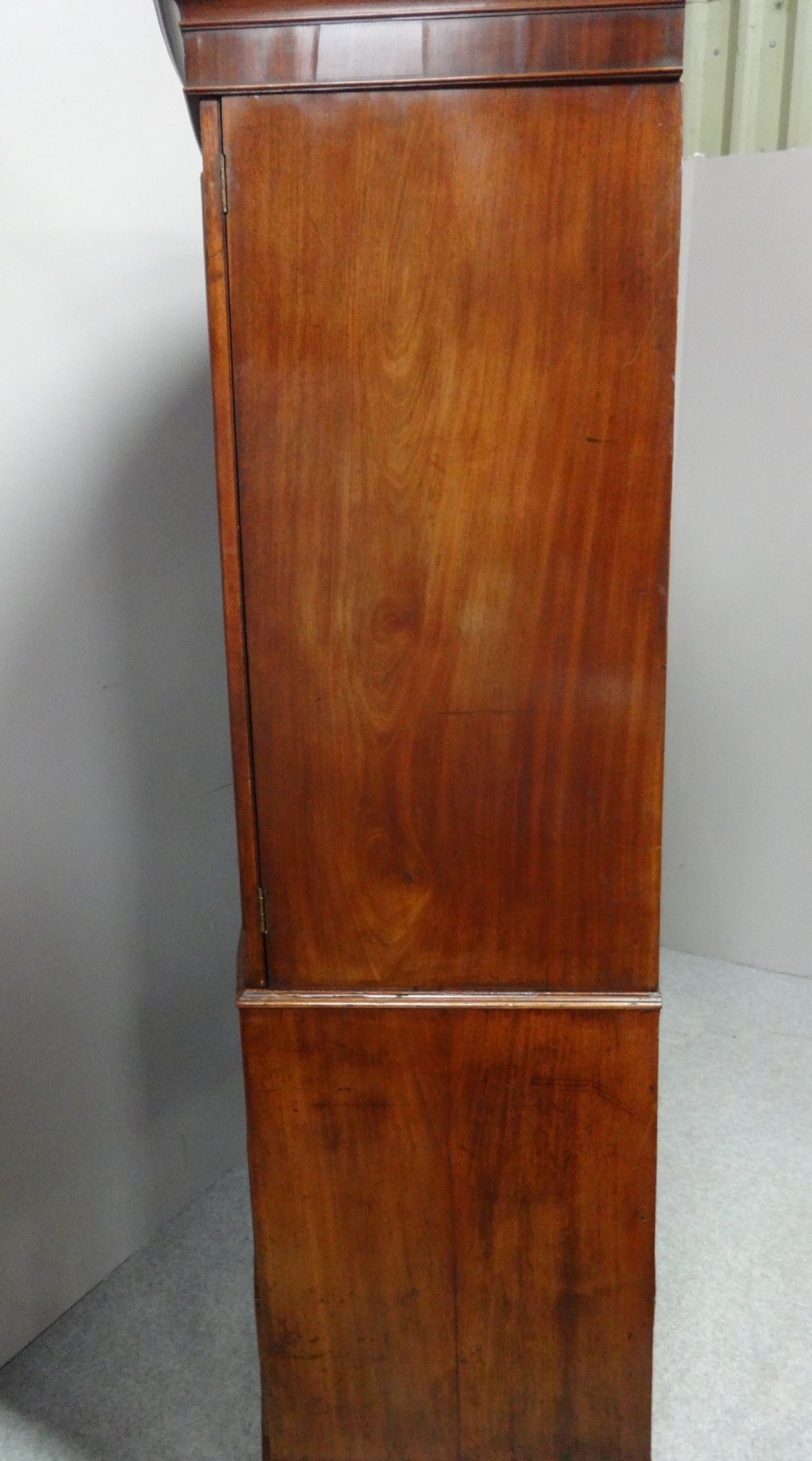 Lovely  Georgian Mahogany Bowed Linen Press View VIII