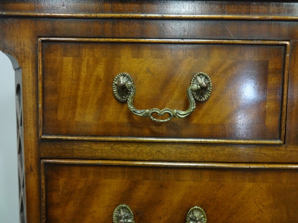 Very Good Mahogany Chest on Chest of Drawers of Small Proportions View III