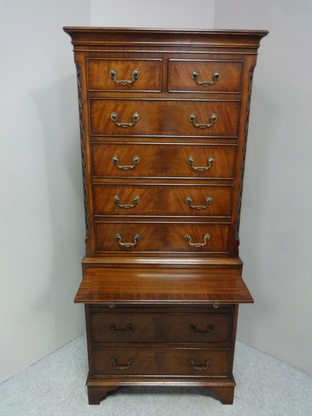 Very Good Mahogany Chest on Chest of Drawers of Small Proportions View IV