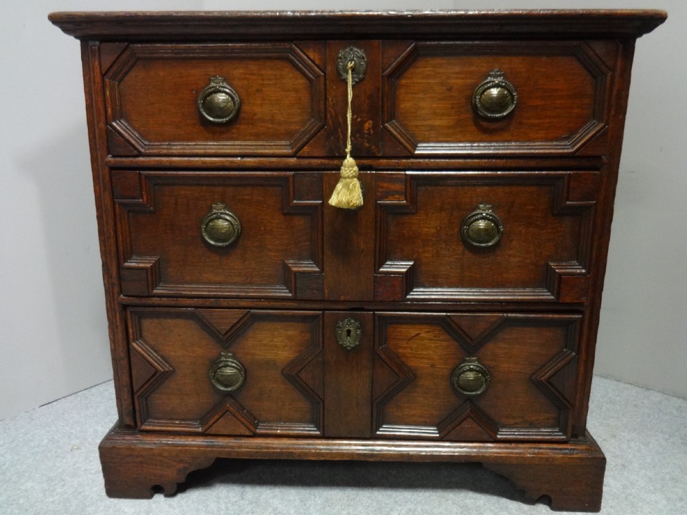Lovely C17th Oak Chest of Drawers of Small Proportions View II