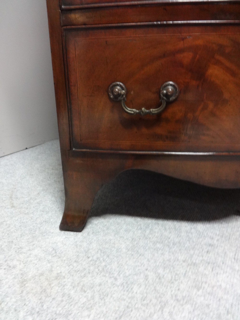 Excellent Georgian Inlaid and Bowed Chest of Drawers View VII