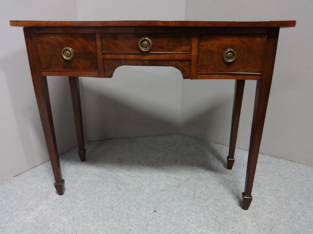 Good Mahogany Serpentine Side Table