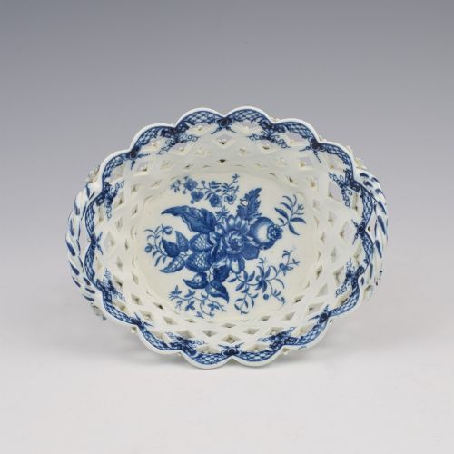 PRETTY FIRST PERIOD WORCESTER PORCELAIN SMALL CHESTNUT BASKET PINE CONE PATT C1770 - ADDITIONAL PHOTO 1