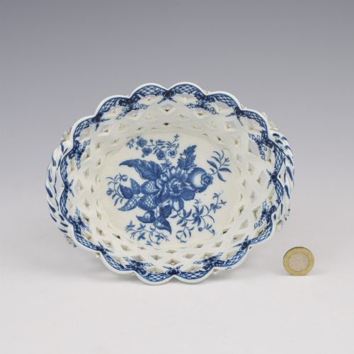 PRETTY FIRST PERIOD WORCESTER PORCELAIN SMALL CHESTNUT BASKET PINE CONE PATT C1770 - ADDITIONAL PHOTO 2