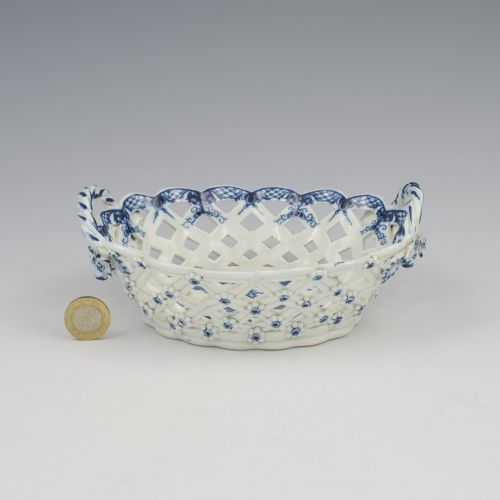 PRETTY FIRST PERIOD WORCESTER PORCELAIN SMALL CHESTNUT BASKET PINE CONE PATT C1770 - ADDITIONAL PHOTO 3