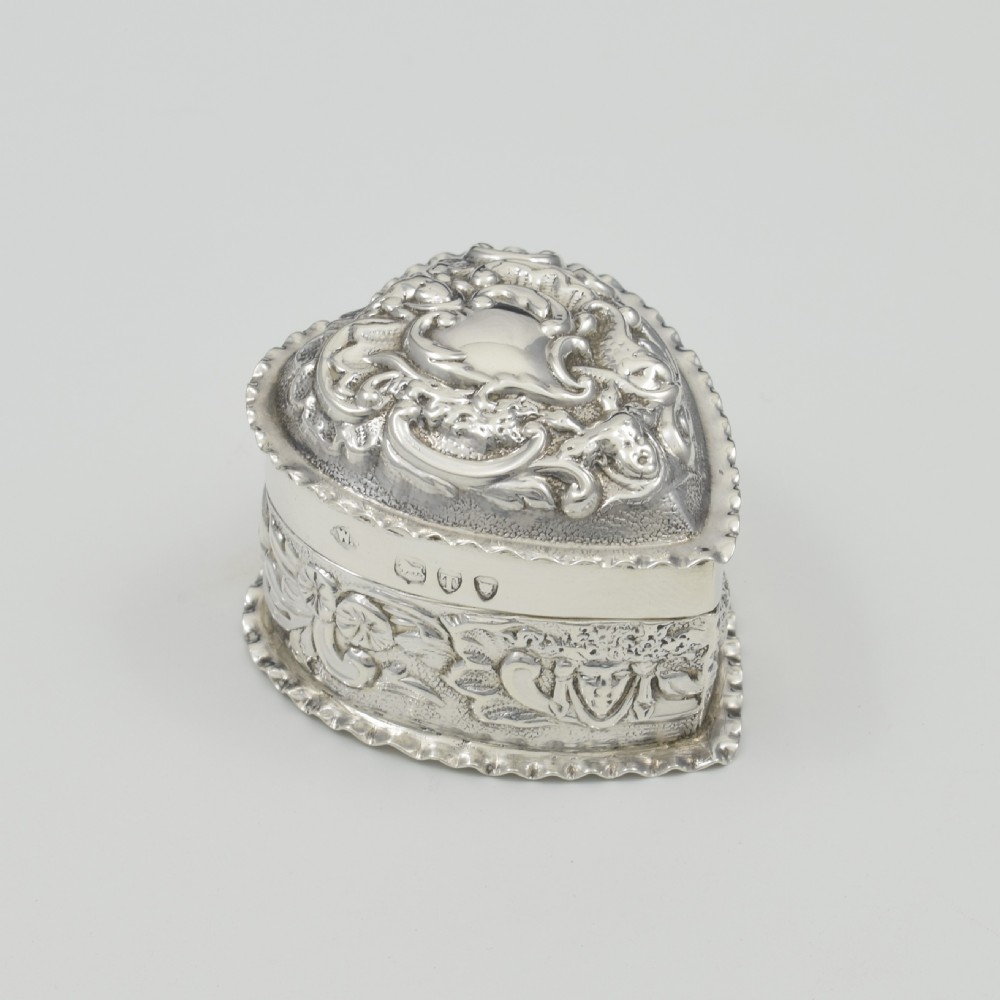 Victorian Small Silver Embossed Heart Shape Trinket / Jewellery Box William Comyns View III