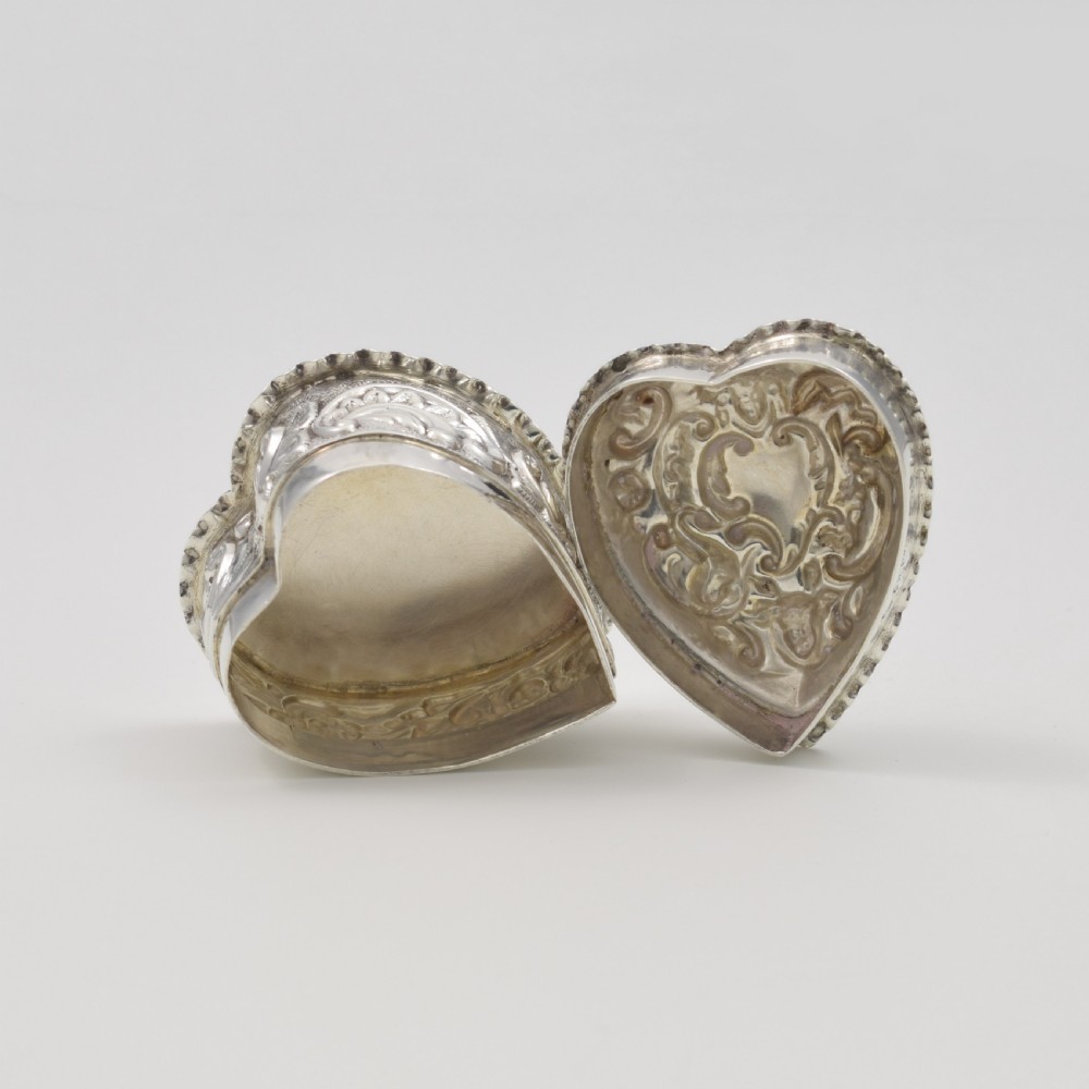 Victorian Small Silver Embossed Heart Shape Trinket / Jewellery Box William Comyns View X