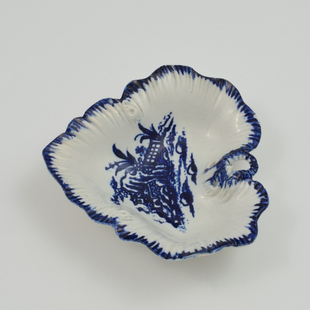 A leaf-shaped 18th-century Liverpool soft-paste porcelain pickle dish decorated with an underglaze blue chinoiserie landscape and feathered blue rim. View III