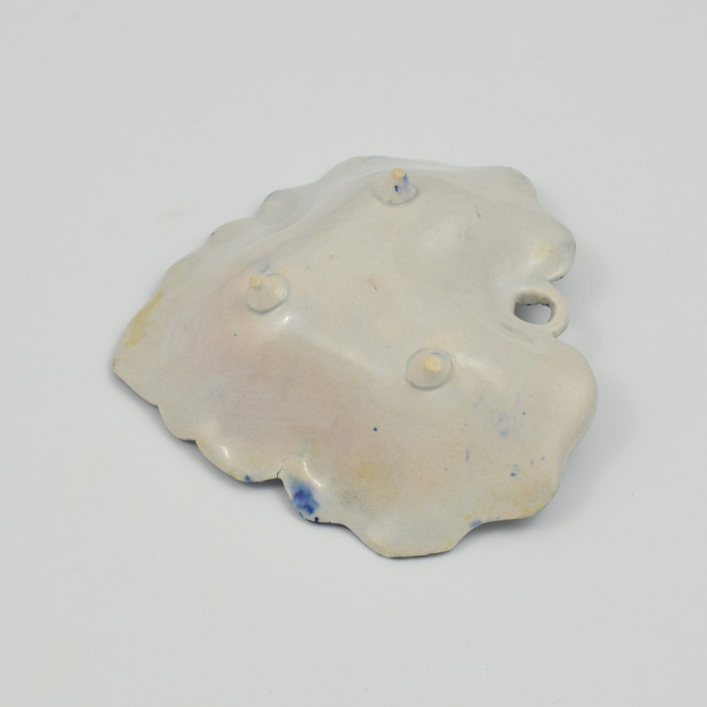 A leaf-shaped 18th-century Liverpool soft-paste porcelain pickle dish decorated with an underglaze blue chinoiserie landscape and feathered blue rim. View VII