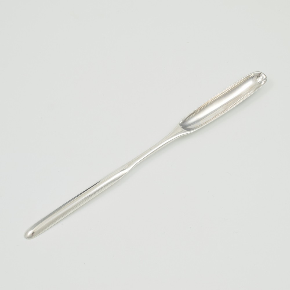 A George II sterling silver double-ended marrow scoop featuring a smooth polished surface and elongated spoon bowls.