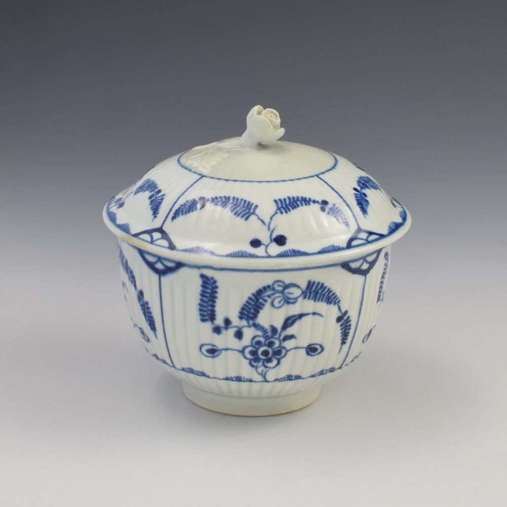 A fluted blue and white eighteenth-century Worcester porcelain sucrier with a sculpted flower finial and floral Immortelle pattern.