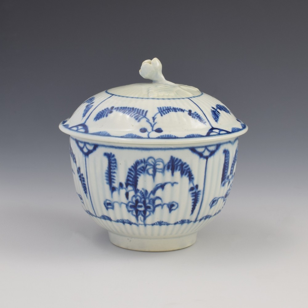 A fluted blue and white eighteenth-century Worcester porcelain sucrier with a sculpted flower finial and floral Immortelle pattern. View IV