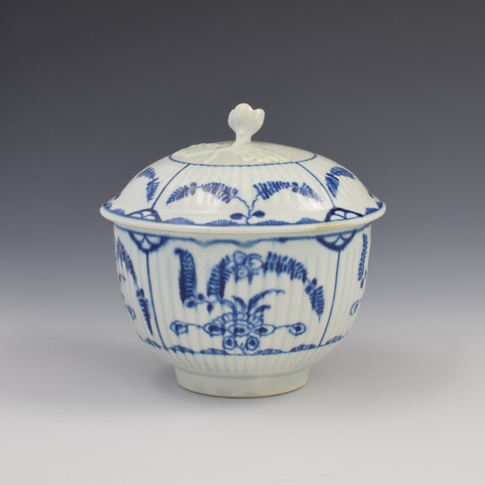 A fluted blue and white eighteenth-century Worcester porcelain sucrier with a sculpted flower finial and floral Immortelle pattern. View V