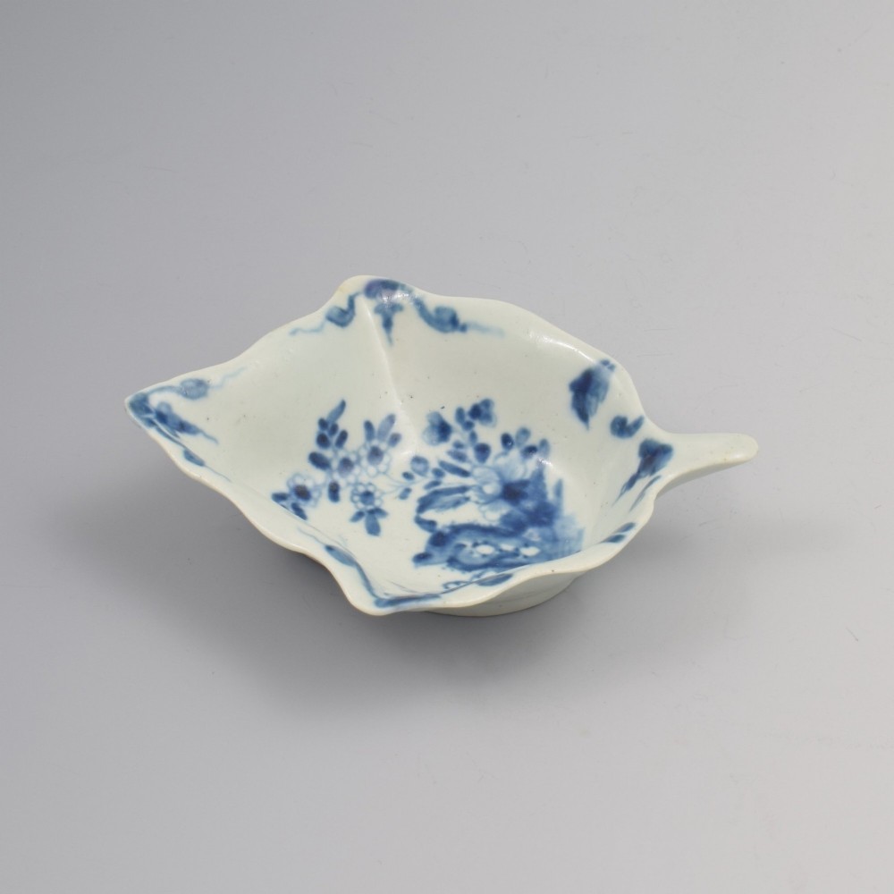 An 18th-century leaf-shaped soft-paste porcelain pickle dish featuring hand-painted chinoiserie motifs in underglaze blue. View III