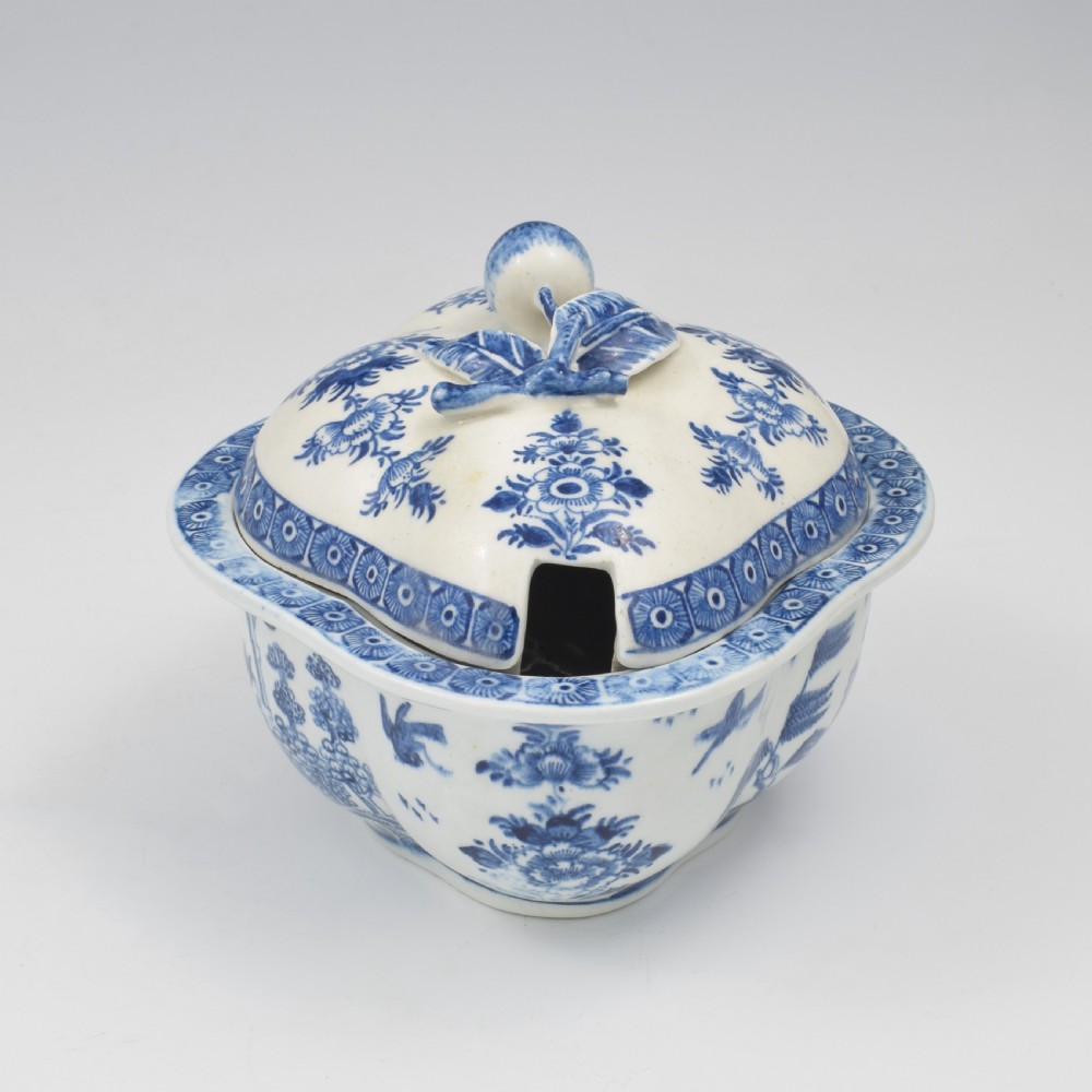 An eighteenth-century Derby soft-paste porcelain sauce tureen and cover featuring a quatrefoil shape, hand-painted blue and white Chinoiserie decoration, and a sculpted fruit handle on the lid. View III