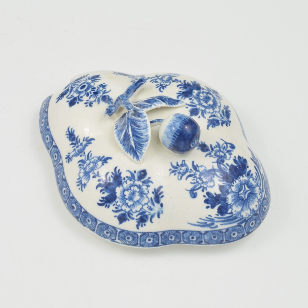 An eighteenth-century Derby soft-paste porcelain sauce tureen and cover featuring a quatrefoil shape, hand-painted blue and white Chinoiserie decoration, and a sculpted fruit handle on the lid. View VIII