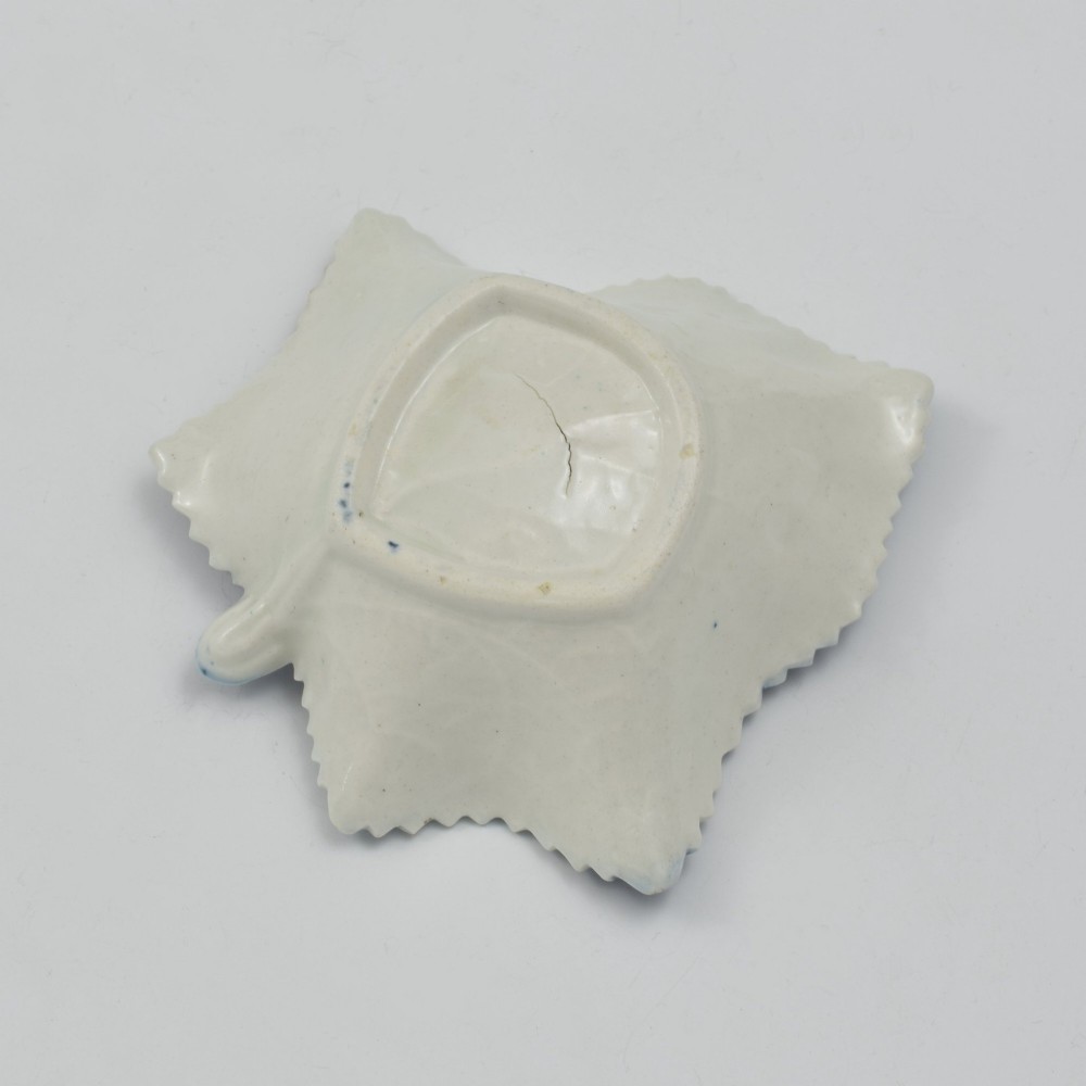 An 18th-century blue and white Caughley soft-paste porcelain pickle dish shaped like a leaf with a serrated rim and printed with a Oriental landscape pattern. View IV