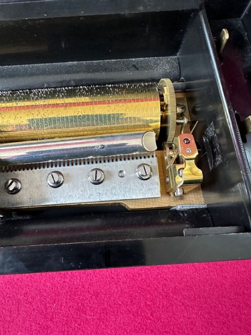 VICTORIAN MUSIC BOX CIRCA 1875 8 AIRS MUSICAL BOX - ADDITIONAL PHOTO 1