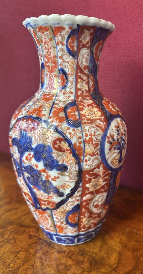 FLUTED BODY IMARI VASE CIRCA 1910 - ADDITIONAL PHOTO 1