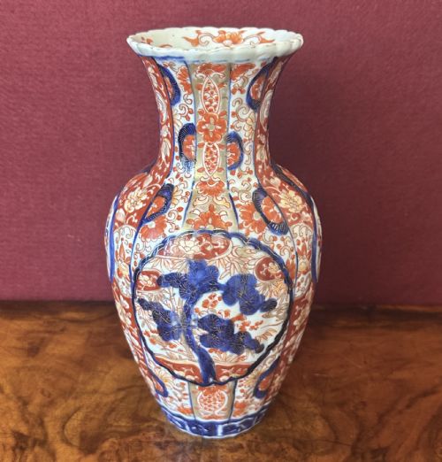 FLUTED BODY IMARI VASE CIRCA 1910 - ADDITIONAL PHOTO 2