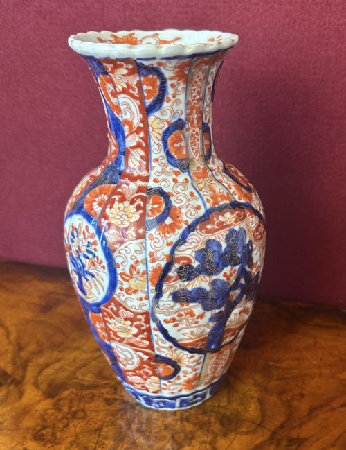 FLUTED BODY IMARI VASE CIRCA 1910 - ADDITIONAL PHOTO 3