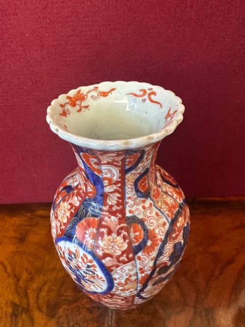 FLUTED BODY IMARI VASE CIRCA 1910 - ADDITIONAL PHOTO 4