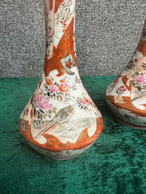A PAIR OF KUTANI VASES CIRCA 1920 - ADDITIONAL PHOTO 3
