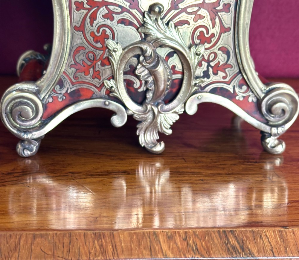 A 19th-century French Louis XV style Boulle mantel clock featuring red tortoiseshell and brass marquetry inlay with gilt bronze mounts. View XII