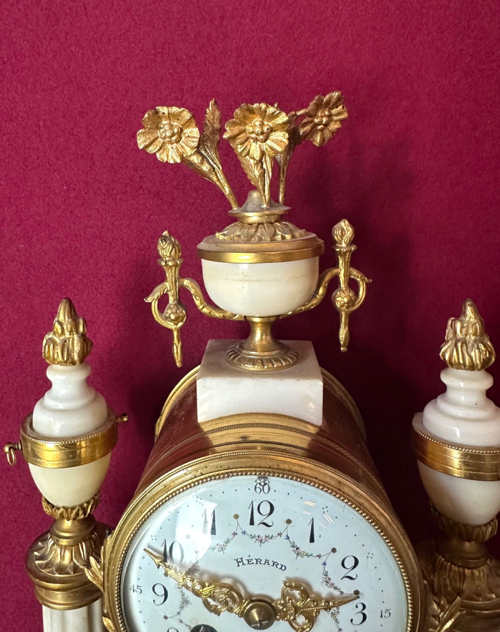 A late 19th-century French three-piece garniture set featuring a central white marble and gilt-bronze portico clock flanked by two matching ornamental urns. View IV