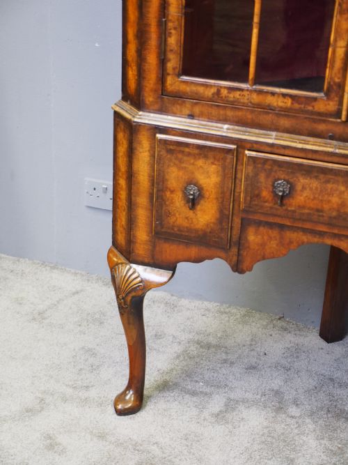 GEORGE I STYLE WALNUT CORNER CUPBOARD - ADDITIONAL PHOTO 7