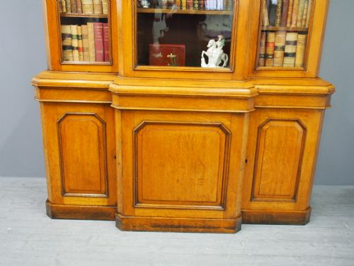 VICTORIAN 3 DOOR OAK BREAKFRONT BOOKCASE - ADDITIONAL PHOTO 3