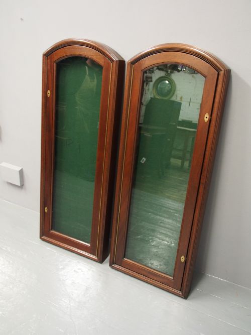 PAIR OF MAHOGANY WALL MOUNTED DISPLAY CABINETS - ADDITIONAL PHOTO 6