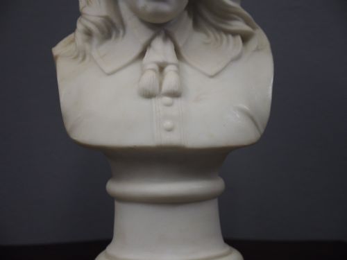 WHITE MARBLE BUST OF A GENTLEMAN - ADDITIONAL PHOTO 2