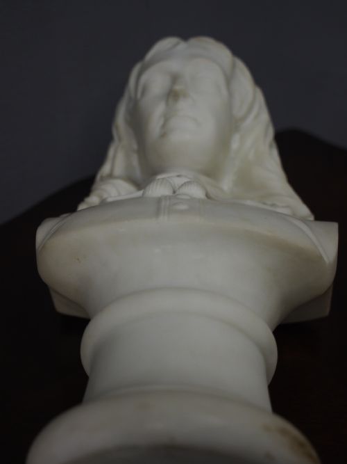 WHITE MARBLE BUST OF A GENTLEMAN - ADDITIONAL PHOTO 7