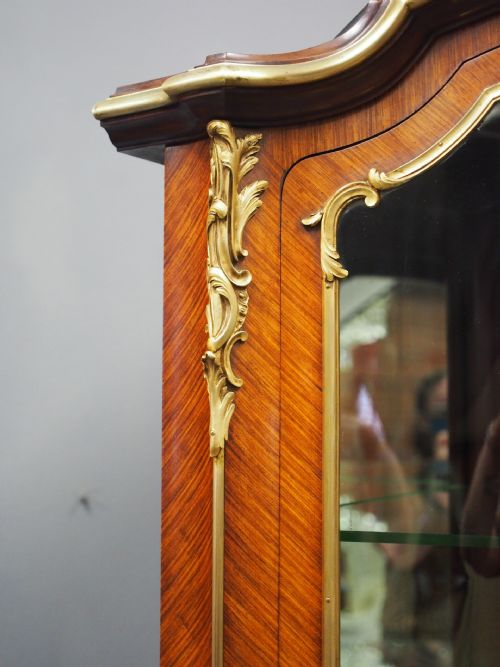 VICTORIAN KINGWOOD BOMBE SHAPED CORNER VITRINE - ADDITIONAL PHOTO 4