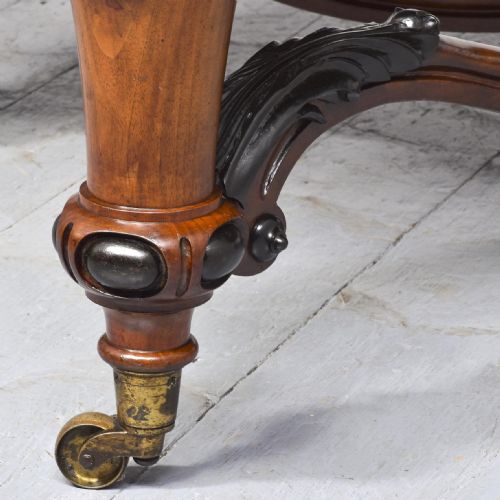 A LARGE FRENCH CENTRE TABLE - ADDITIONAL PHOTO 3