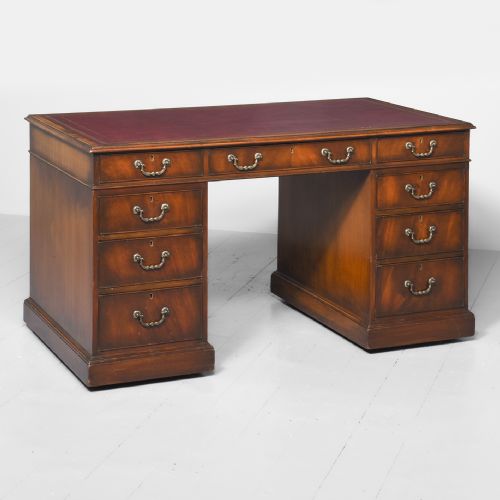 Fine Quality Mahogany Free-standing Kneehole Desk