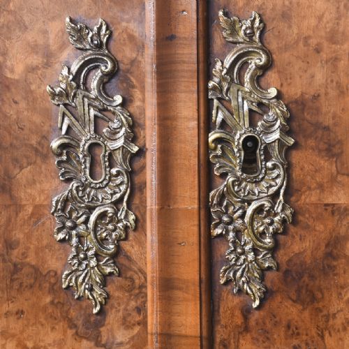 KING WILLEM I OF THE NETHERLANDS BURR WALNUT CABINET - ADDITIONAL PHOTO 4