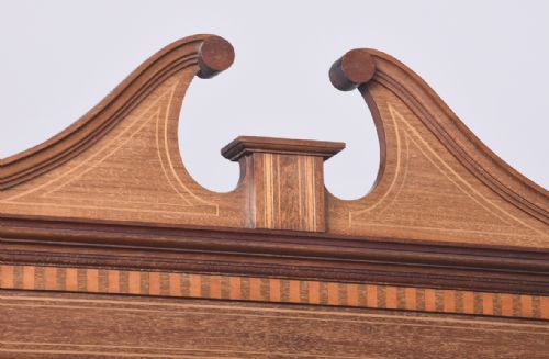 QUALITY INLAID MAHOGANY SHERATON STYLE BIJOUTERIE CABINET - ADDITIONAL PHOTO 1