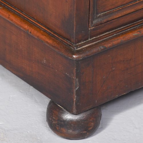 WILLIAM IV NEATSIZED MAHOGANY CELLARETTE IN THE FORM OF A CHEST OF DRAWERS - ADDITIONAL PHOTO 1