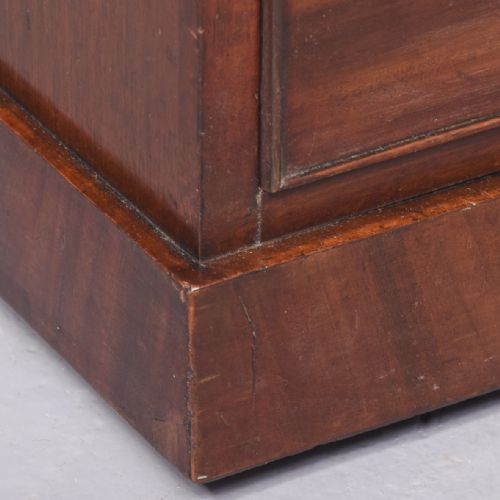 NEAT SIZE LATE VICTORIAN MAHOGANY KNEE HOLE DESK - ADDITIONAL PHOTO 1
