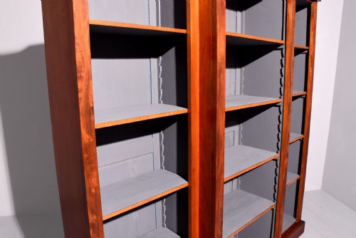 EARLY VICTORIAN BREAKFRONT MAHOGANY OPEN BOOKCASE - ADDITIONAL PHOTO 1