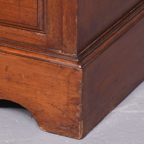 PAIR OF LATE VICTORIAN MAHOGANY NEAT SIZE CHEST OF DRAWERSBEDSIDE LOCKERS - ADDITIONAL PHOTO 4