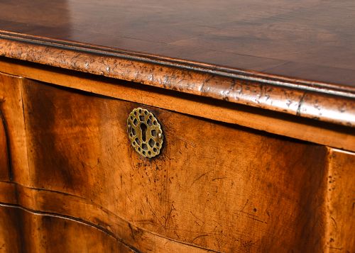 GEORGE II STYLE WALNUT CHEST OF DRAWERS - ADDITIONAL PHOTO 5
